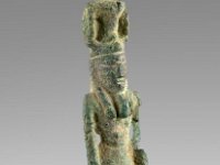 Aeg B 33  Aeg B 33, Nefertem, Bronze, H 5,7 cm, B 1,8 cm, T 1,7 cm : Bestandskatalog Ägypten, Museumsfoto: Claus Cordes